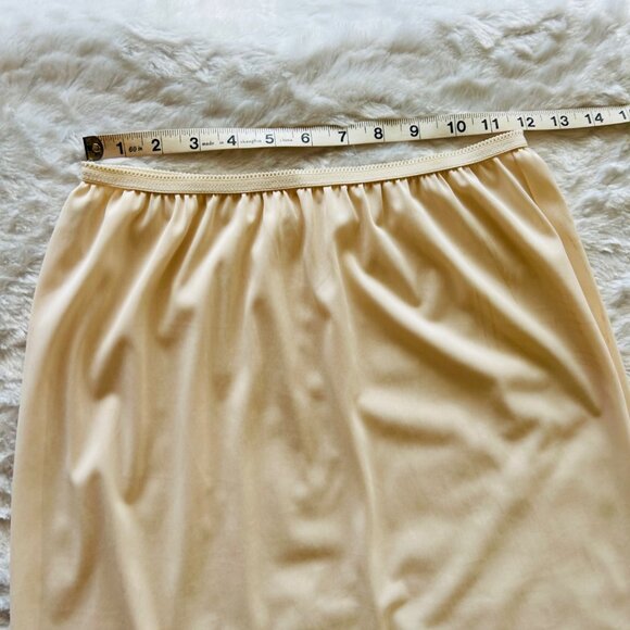 Vintage Komar Pillow Tab Beige Nylon Half Slip Coquette Cottagecore Skirt Medium - Picture 6 of 10